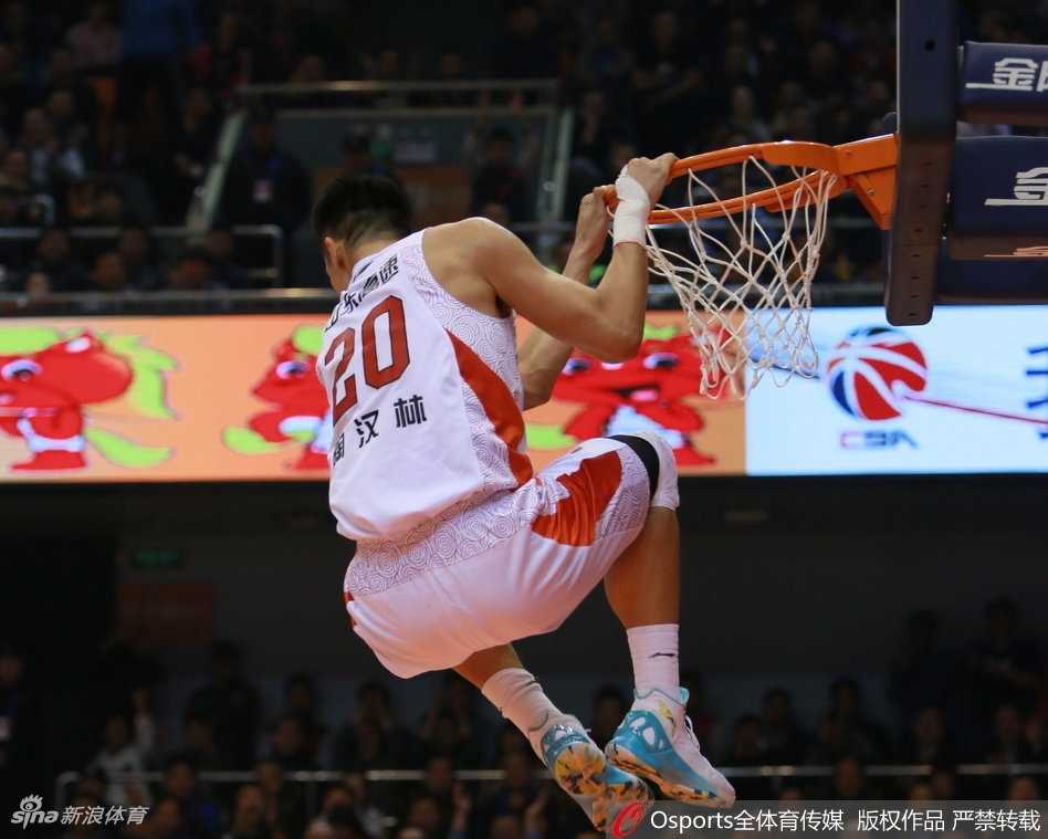 快攻中的猛兽，胡金秋如闪电般奔袭前场，接球后没有丝毫停顿，双臂犹如拉满的弓弦，将球狠狠砸进篮筐，引爆全场