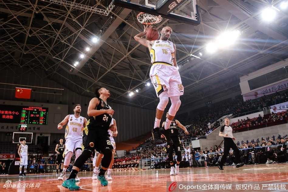 外援巴斯在禁区上演惊天一扣，他隔着试图造进攻犯规的防守者，单臂持球犹如举火烧天，完成了一次震撼人心的隔人暴扣