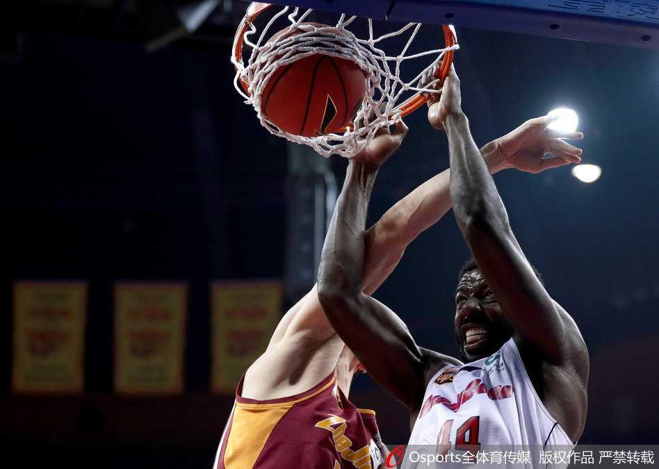 CBA联赛第十七轮冰火之歌:绝杀逆转与激情的冬日盛宴 吉林队的逆转之夜,韦弗如灵蛇般穿梭于广州长人阵中,高抛打板命中神奇压哨。那一刻时间仿佛凝固,篮球在空中划出的彩虹弧线,正是东北虎挣脱连败泥潭的希望之光。