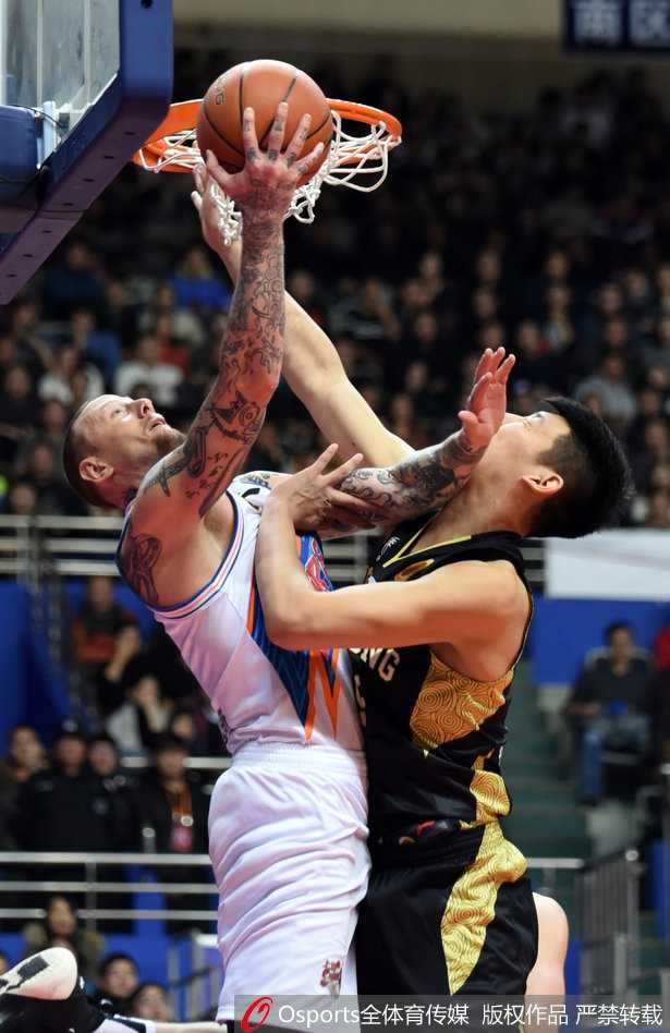 CBA联赛第十七轮冰火之歌:绝杀逆转与激情的冬日盛宴 深圳与辽宁的肌肉丛林里,巴斯旱地拔葱完成暴力补扣,整个篮筐在他铁臂之下痛苦呻吟。这是力量美学的极致展现,也是辽宁内线在强强对话中留下的不屈怒吼。