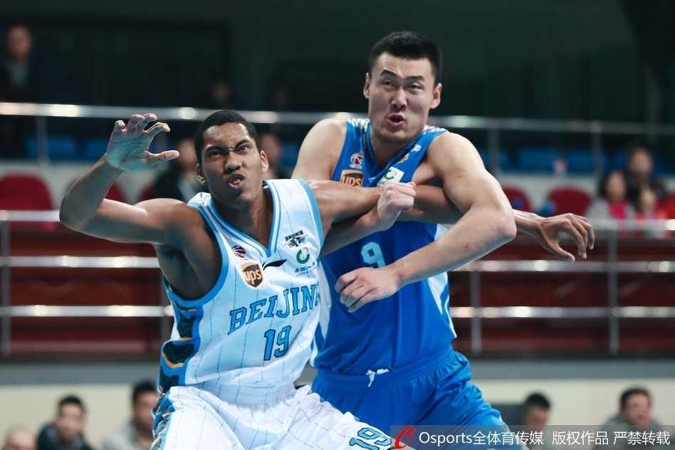 比赛结束的哨声吹响，获胜球队的队员们紧紧围在一起，怒吼着庆祝这场来之不易的胜利