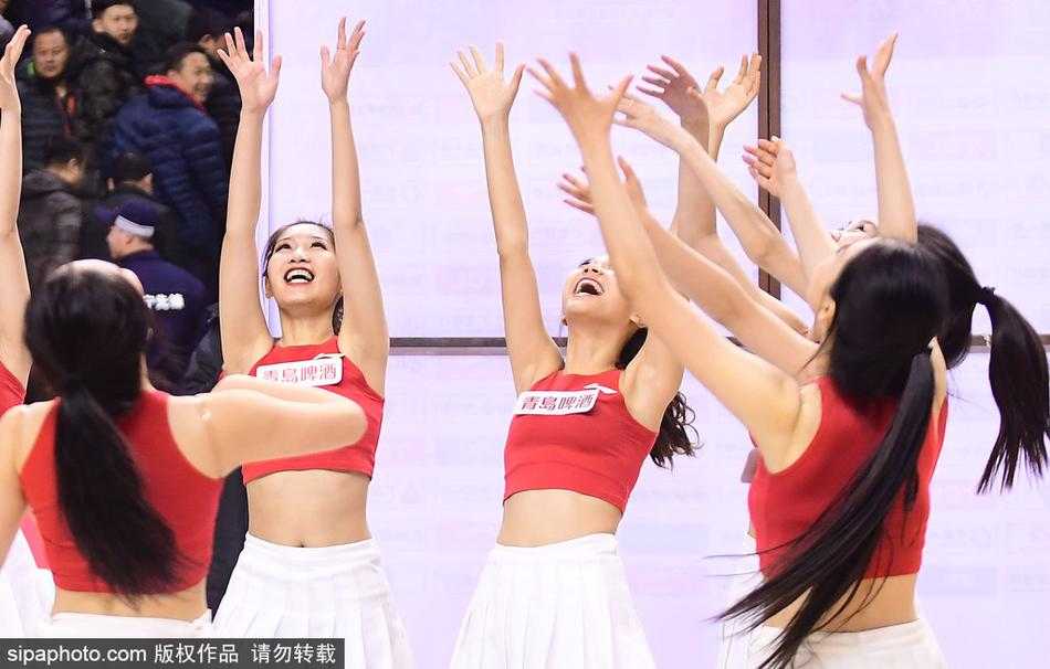 篮球宝贝们变换队形呈扇形展开，在动感节奏中展现青春活力，与看台上热情呐喊的球迷相映成趣