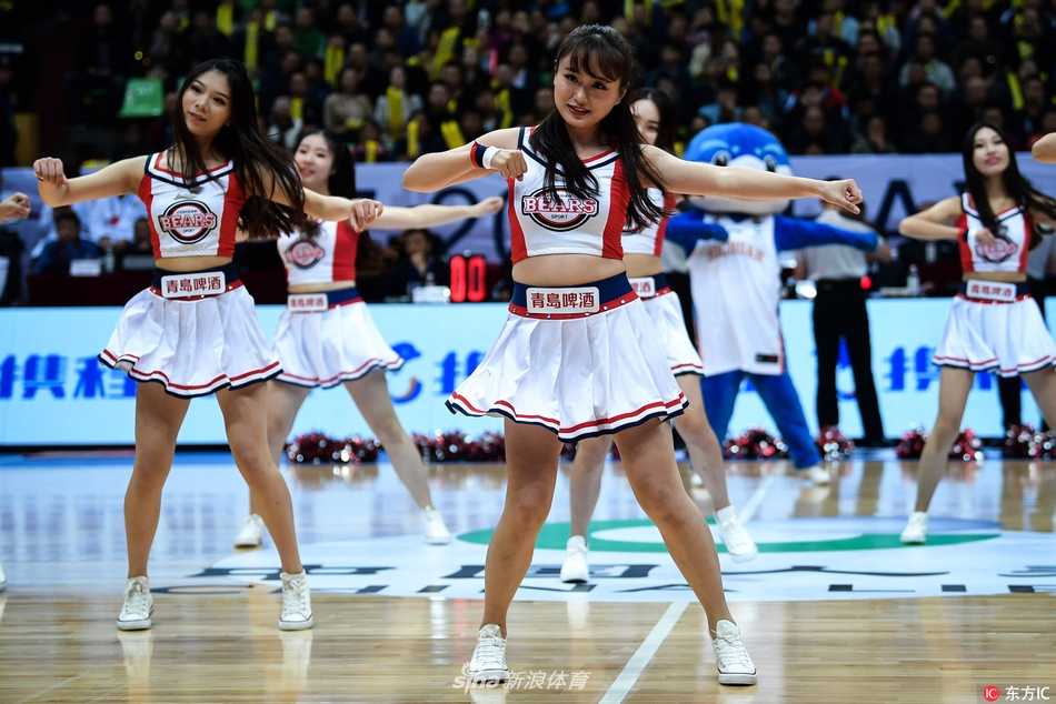 在比赛暂停间隙，几位啦啦宝贝摆出俏皮可爱的pose与场边观众互动，她们不仅用舞蹈助威，更用真诚的笑容拉近了赛场与看台的距离。