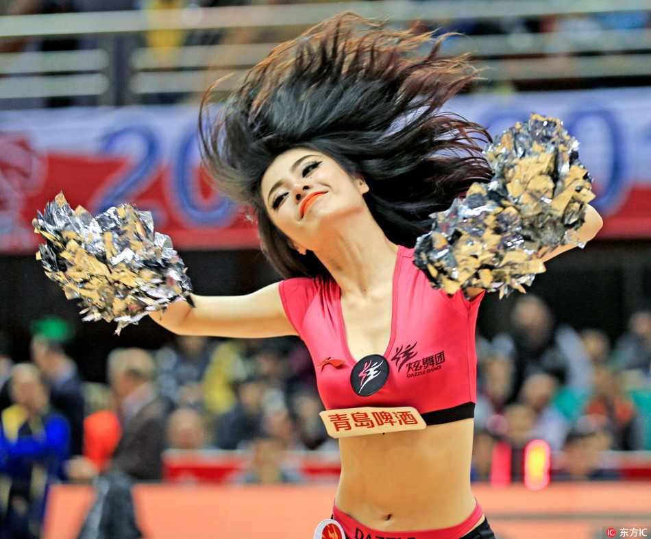 伴随动感音乐，拉拉队宝贝们跃动入场，利落的马尾辫在空中划出活力弧线，紧身衣下勾勒出运动员般的健美曲线。