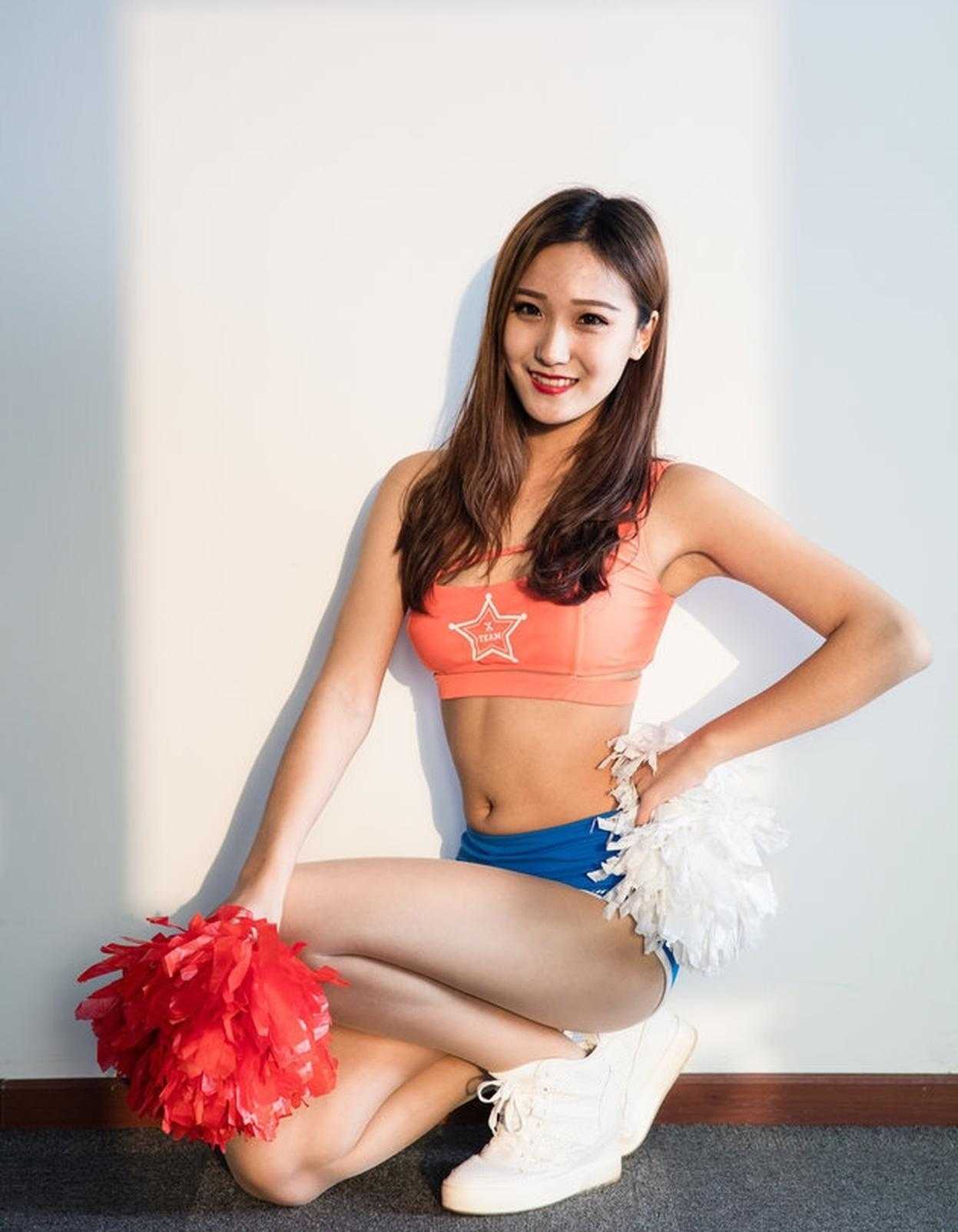 CBA赛场上的美丽风景线:探寻啦啦宝贝的多元魅力与幕后故事 伴随着动感的音乐,两位啦啦宝贝在赛场上尽情跳跃,她们扎着利落的马尾,脸上洋溢着自信灿烂的笑容,将青春的活力毫无保留地挥洒在球场上。