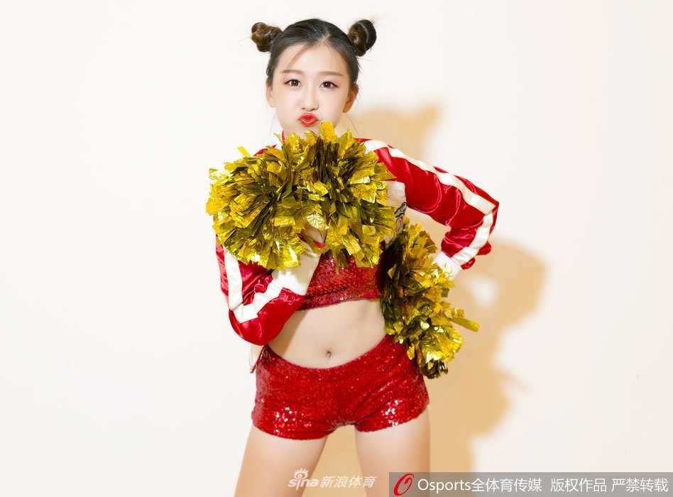 CBA赛场上的美丽风景线:探寻啦啦宝贝的多元魅力与幕后故事 身着活力黄色短裙的啦啦宝贝,在赛场边定格了一个俏皮的瞬间。她轻轻眨眼,双手比出可爱的姿势,仿佛在用无声的语言为场上的球员加油鼓劲。