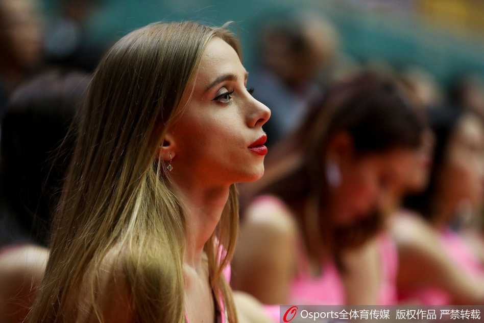 广州龙狮队的篮球宝贝们换上一套全新的红白演出服，她们在镜头前留下青春洋溢的合影，灿烂的笑容背后是对篮球最纯粹的热爱。