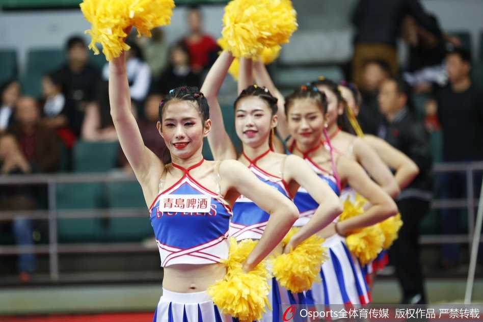 福建浔兴主场啦啦队的姑娘们身披红色战袍，在聚光灯下轻盈起舞，她们整齐划一的动作与背后巨大的球队LOGO交相辉映，瞬间点燃了现场球迷的热情。