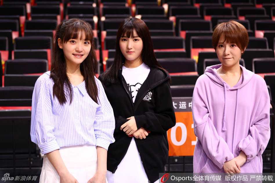 特写镜头下，GNZ48成员侧脸线条柔美，长长的睫毛在球场灯光下扑闪，她手持应援棒全情投入地跟随着现场音乐律动，展现出职业偶像的专业素养。