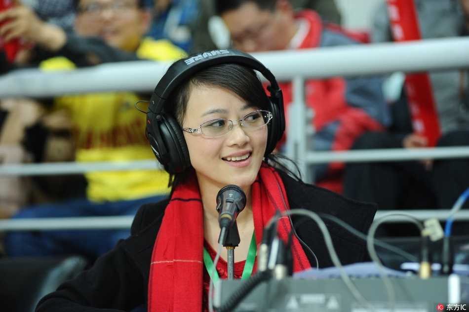 解说工作结束后，她收拾起耳机与资料，脸上带着一丝满足的微笑，仿佛在回味刚才那场精彩的较量