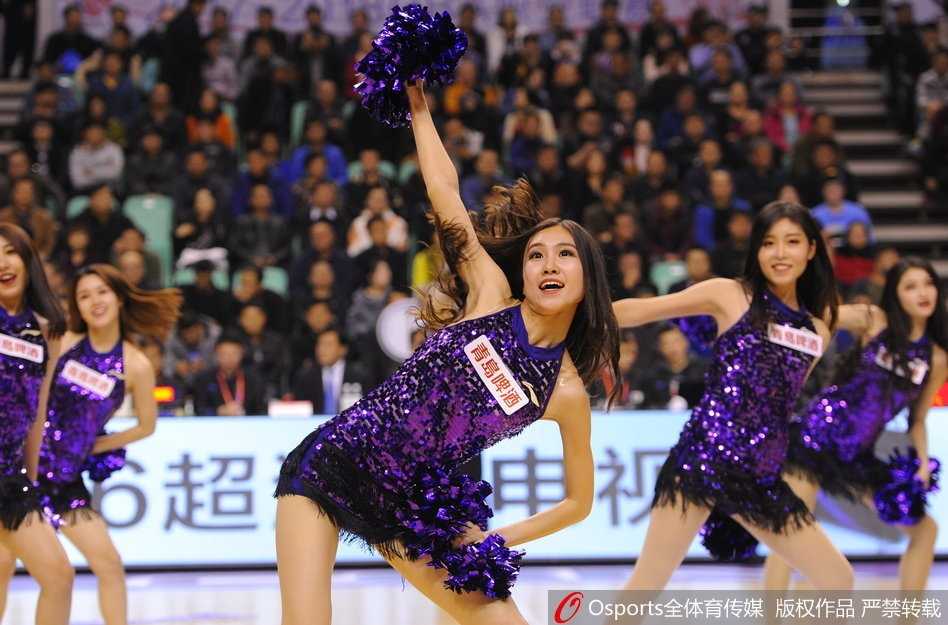 动感节拍下，篮球宝贝们整齐地挥舞着双手，用热情洋溢的笑容带动全场气氛