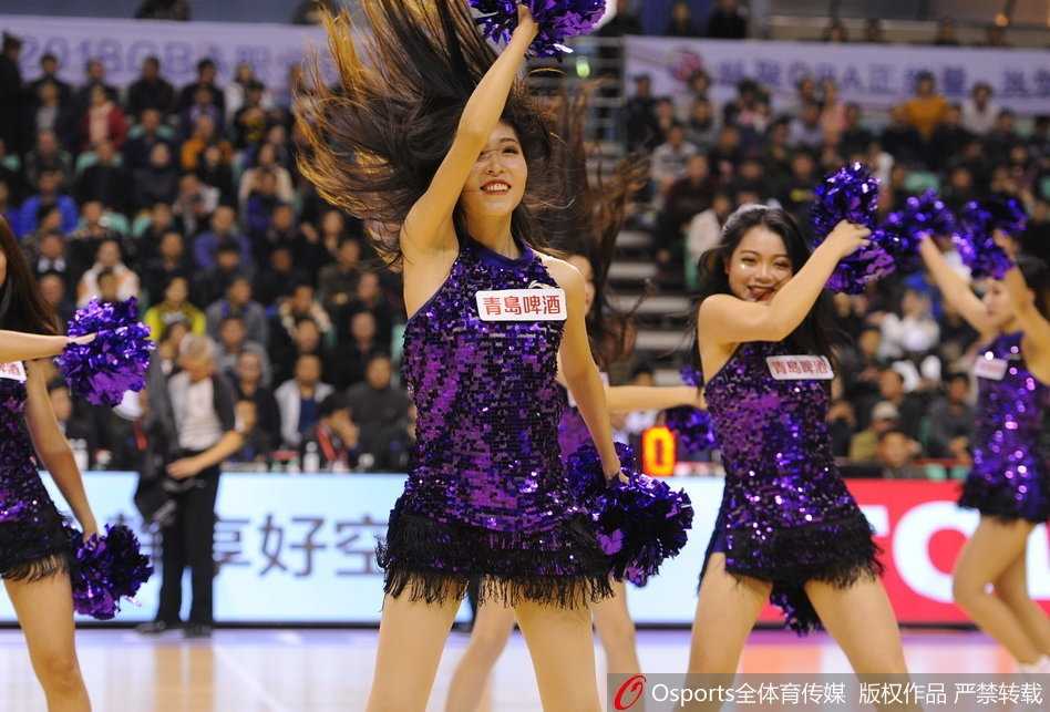 特写镜头捕捉到一位篮球宝贝专注的眼神，额头的汗水也掩盖不住她对舞台的热爱