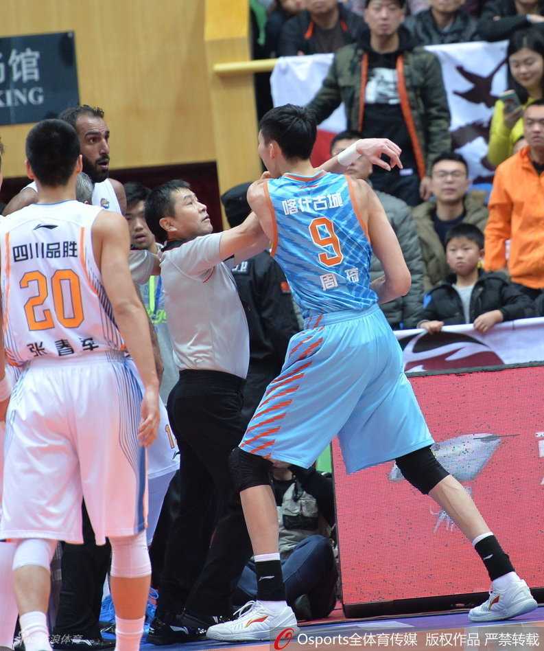 新疆队主帅李秋平冲进球场，双手紧紧抱住周琦的腰，防止他再次冲向对手。