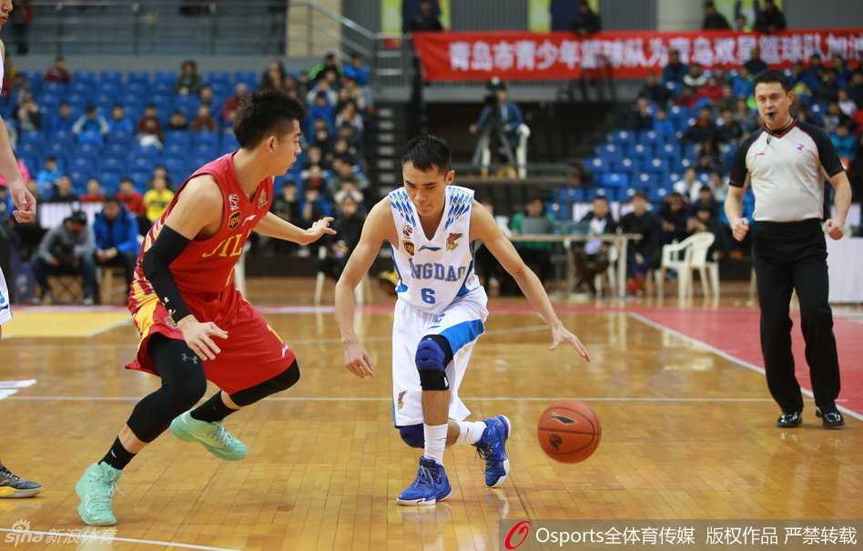 四川队外援哈达迪内线强起，以一记势大力沉的双手灌篮宣告其篮下绝对统治力