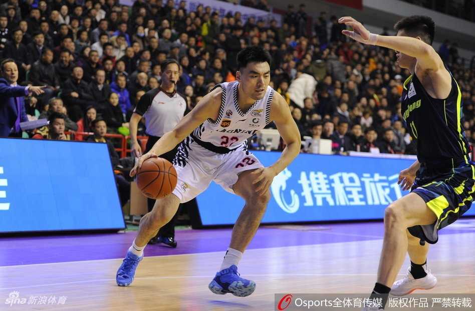 辽宁外援巴斯迎着防守强起暴扣，展现了他在内线的强大破坏力和强硬球风