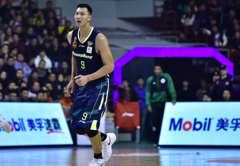 哈德森在比赛中突破上篮，此役他迎来了个人CBA生涯的里程碑，但整体手感一般