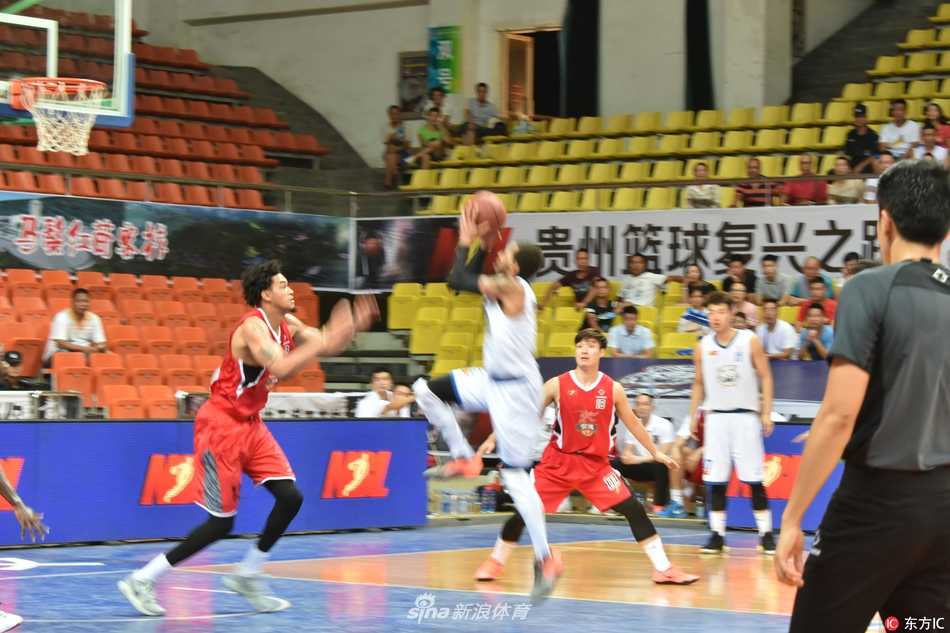 韩德龙出手三分后眼神坚定地目送篮球划出完美弧线，他的火热手感让整个遵义主场陷入沉寂。