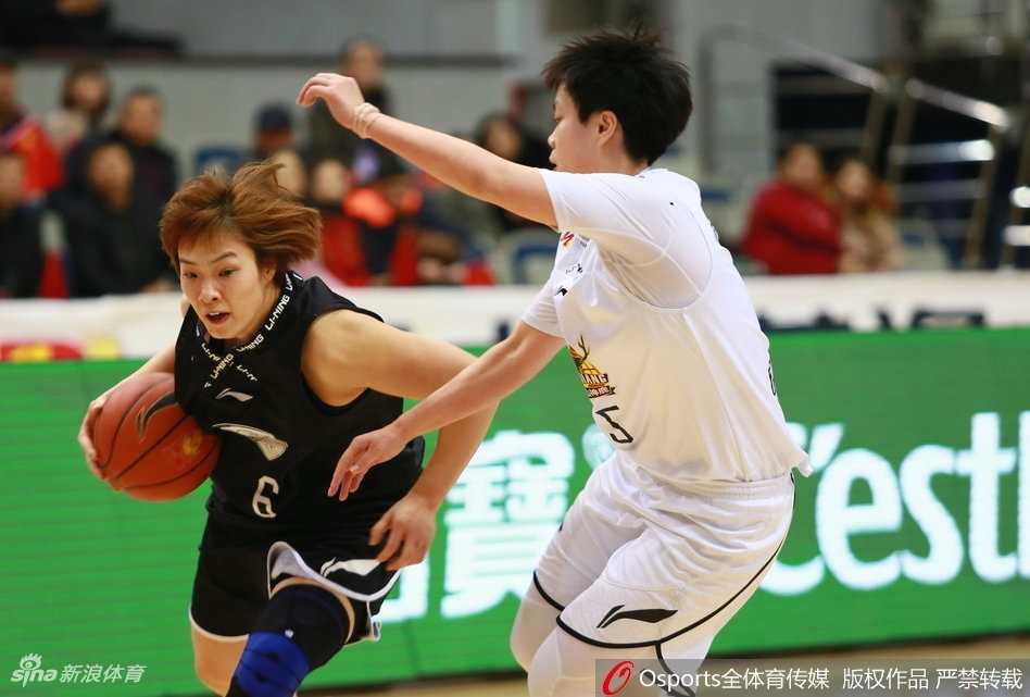 李月汝在人群中高高跃起，用指尖轻轻一点，将篮板球拨向队友的方向，这个动作充满了青春的力量和灵性。