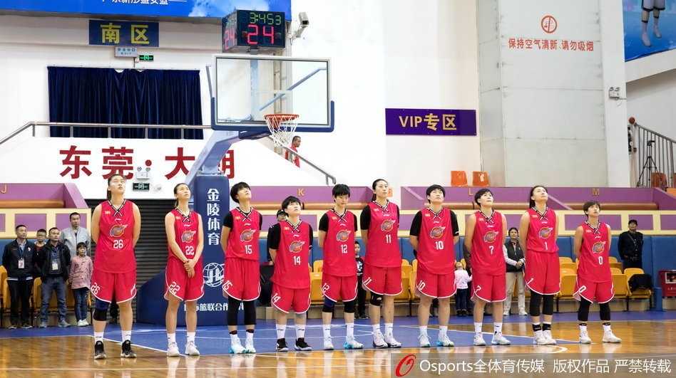 赛后广东队球员们在中圈围成一圈，击掌庆祝这场来之不易的大胜，每个人的脸上都洋溢着笑容