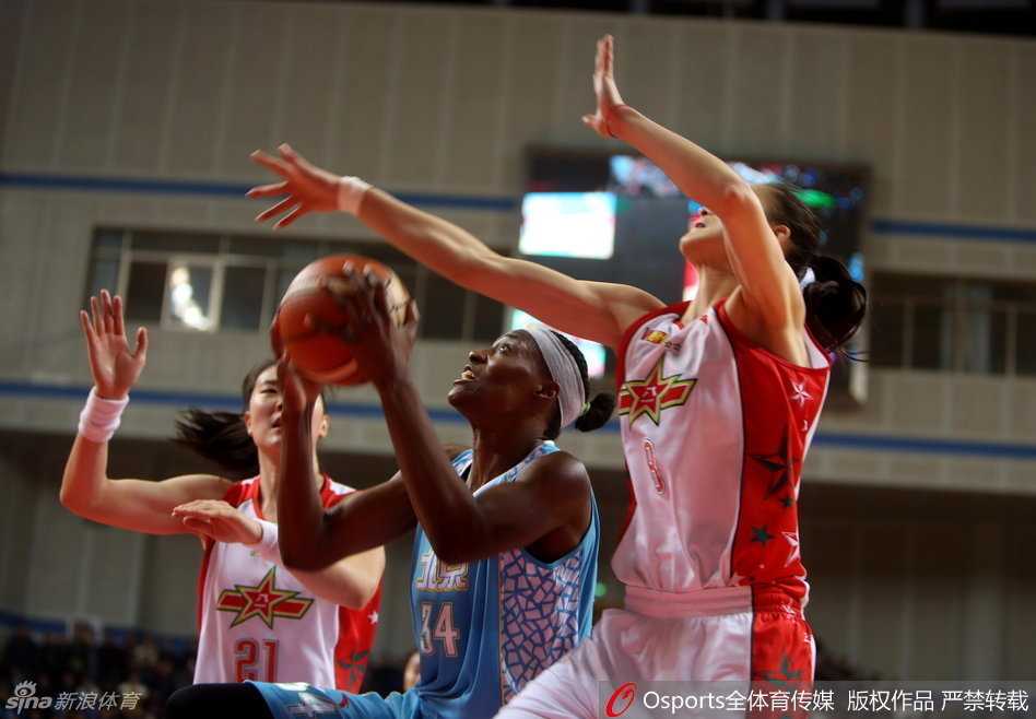 赛后北京女篮球员们围成一圈，相互击掌鼓劲，脸上洋溢着首战大捷后的自信与团队凝聚力。