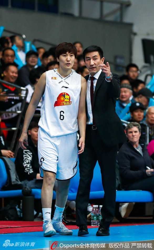 山西队外援琼克尔-琼斯在包夹形成前强行起跳，用标志性的强硬勾手试图为球队缩小分差，眼神中充满不甘与斗志。