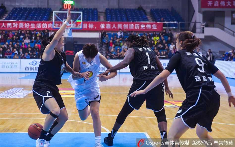 广东队中锋李月汝在开局阶段凭借身高优势强打北京队内线，用一记扎实的背身单打为球队首开纪录。