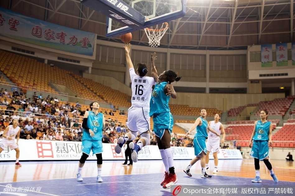 WCBA第八轮焦点战:广东主场不敌大庆,防守大战定乾坤 大庆队球员运球快速突破,如利刃般切开广东队的防线,身后追防的广东队员全力奔跑,试图封盖。