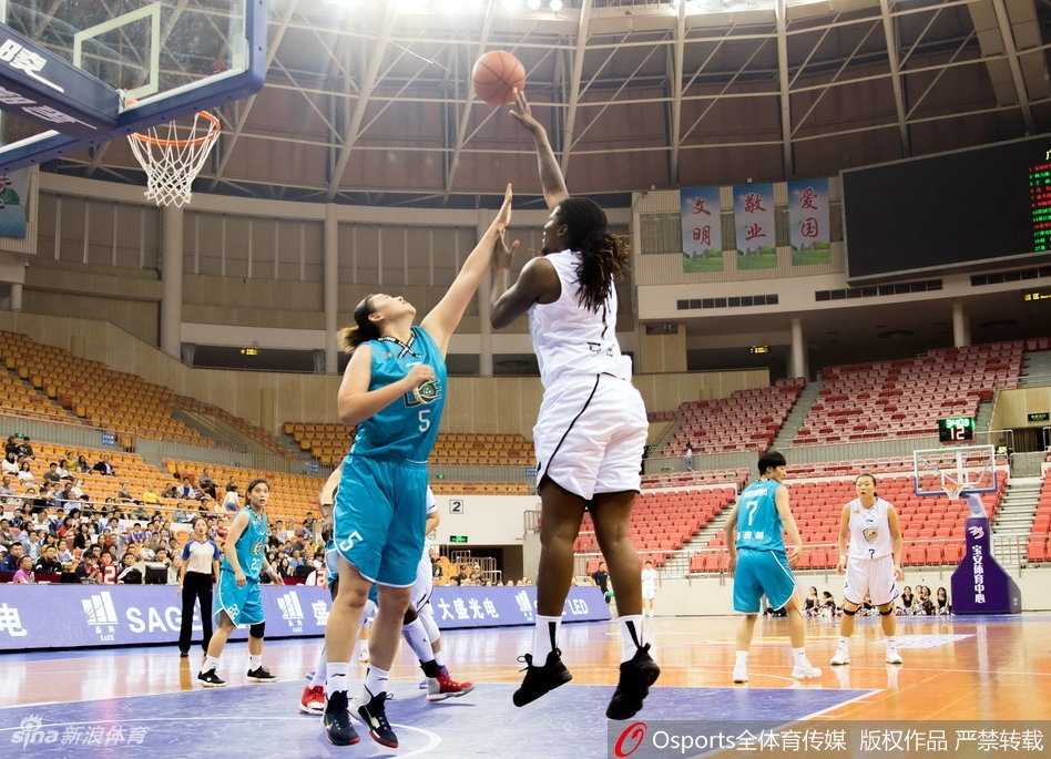 WCBA第八轮焦点战:广东主场不敌大庆,防守大战定乾坤 赛后,大庆队球员们围成一圈,互相击掌鼓励,庆祝这场来之不易的客场胜利,脸上洋溢着喜悦的笑容。