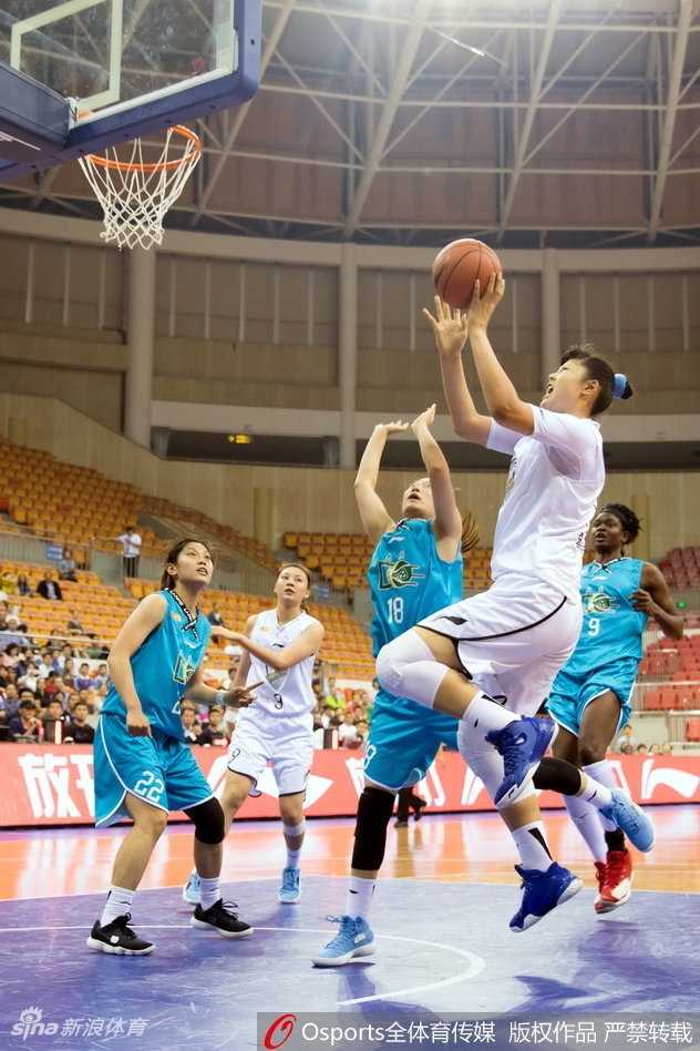 WCBA第八轮焦点战:广东主场不敌大庆,防守大战定乾坤 广东队核心球员在包夹之下强行突破,眼神坚毅,肌肉线条在对抗中绷紧,展现出极强的核心力量。