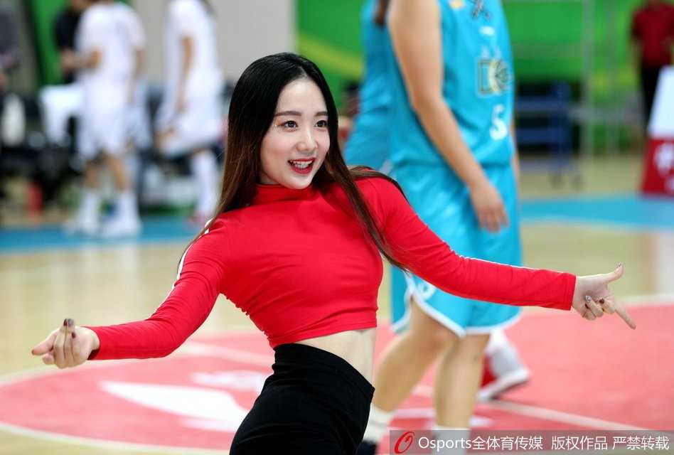 篮球宝贝们身着闪亮的蓝色舞裙，在球场中央排开优美的队形，随着动感音乐的节拍跃动，她们灿烂的笑容瞬间驱散了赛场的紧张气氛。