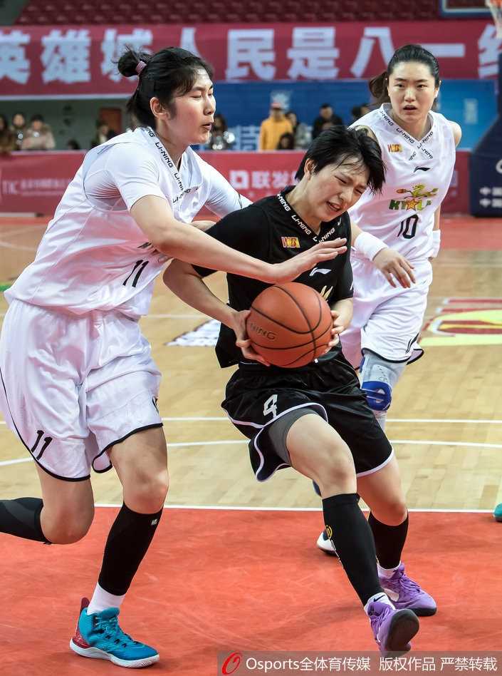 浙江女篮球员在比赛关键时刻稳稳罚球命中，坚定的眼神和标准的投篮姿势帮助球队锁定了胜局，成为本场比赛的英雄