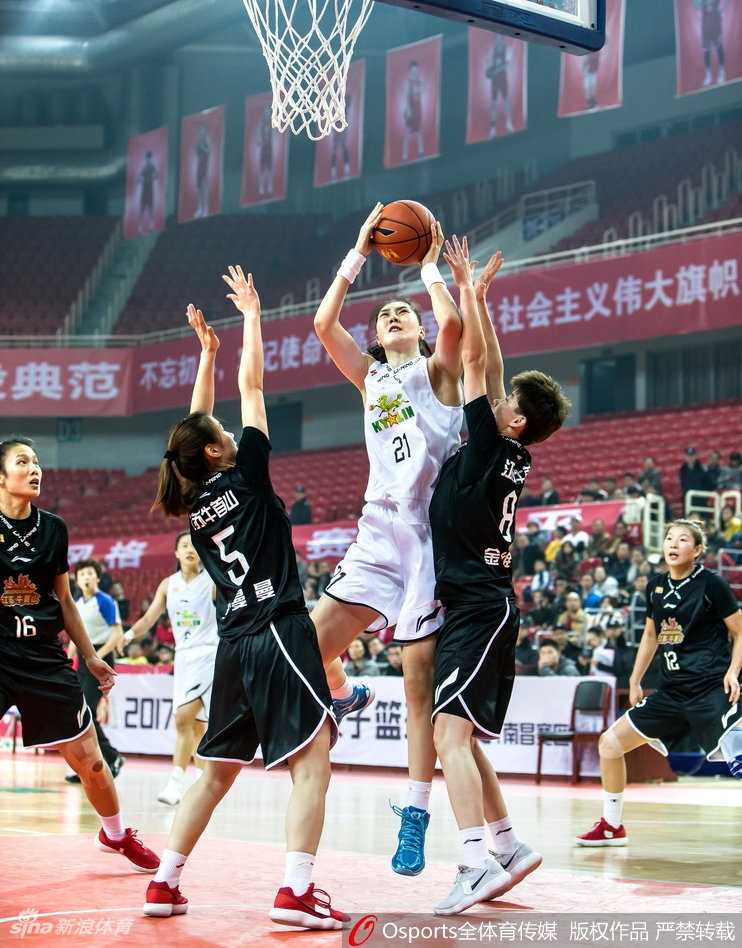 江苏女篮主教练在场边激情指挥，双手挥舞，神情专注地传达战术指令