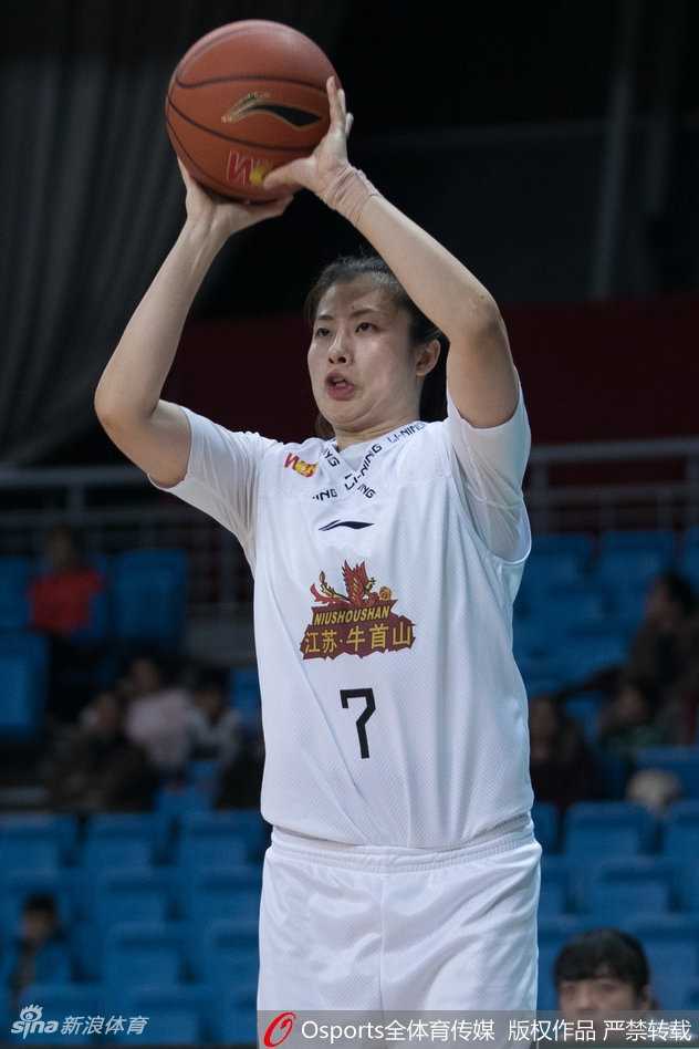 场边江苏队主教练神情专注地对着场上队员大声呼喊布置战术，手势坚定有力，充满指挥若定的大将风范