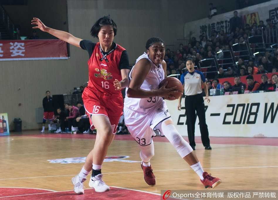 WCBA联赛第十四轮陕西不敌八一 露雯两双率队客场大胜 赛场瞬间,皮球刚从八一队球员手中飞出,划过空中形成一道弧线,双方球员在篮下卡位,肌肉碰撞间尽显比赛的激烈