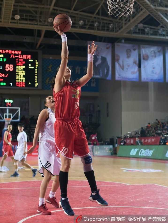 WCBA联赛第十四轮陕西不敌八一 露雯两双率队客场大胜 八一女篮将士们在赛前围成一圈,神情专注地执行战术布置,眼神中透露出对胜利的坚定渴望