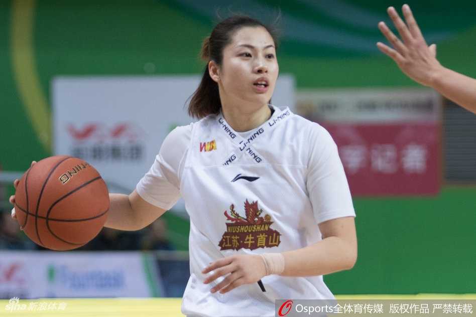 内线巨塔许晨妍篮下卡位，她的身高优势在人群中格外明显，对手只能望而兴叹，这张图完美诠释了她在内线的绝对统治力。