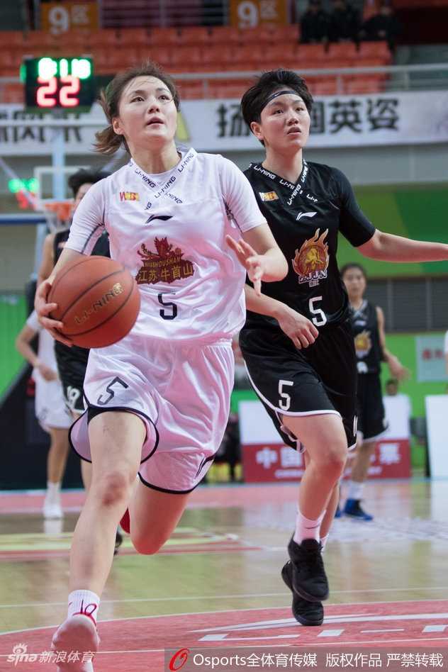 场边的江苏队教练组聚精会神地关注着场上局势，主教练丁铁正用手势向场内队员传达着最新的战术指令。