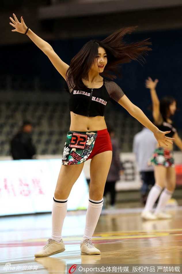 表演结束后，啦啦队宝贝们变换队形，形成一列纵队的她们向着看台上的观众挥手致意。紧密的队形和整齐的动作，展现了她们作为一支专业团队的默契与风采。