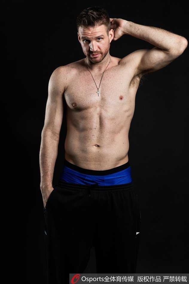 兰多夫握拳沉思，结实的手臂肌肉与饱满的肩部线条在侧光下层次分明，仿佛在回味昔日内线的铁血对抗