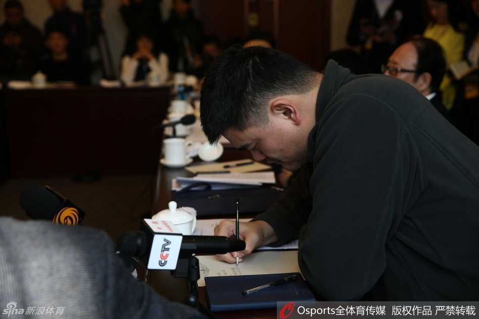 会议结束后，姚明独自一人大步流星地走出会场，坚定的步伐透露出他对推动中国篮球改革的决心与自信，留给外界一个充满想象的背影。