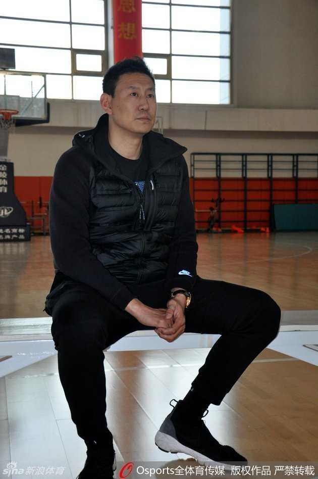 训练间隙，李楠将队员们召集在身边，他目光坚定地布置战术，球员们围成一圈认真聆听，团队氛围专注而融洽。