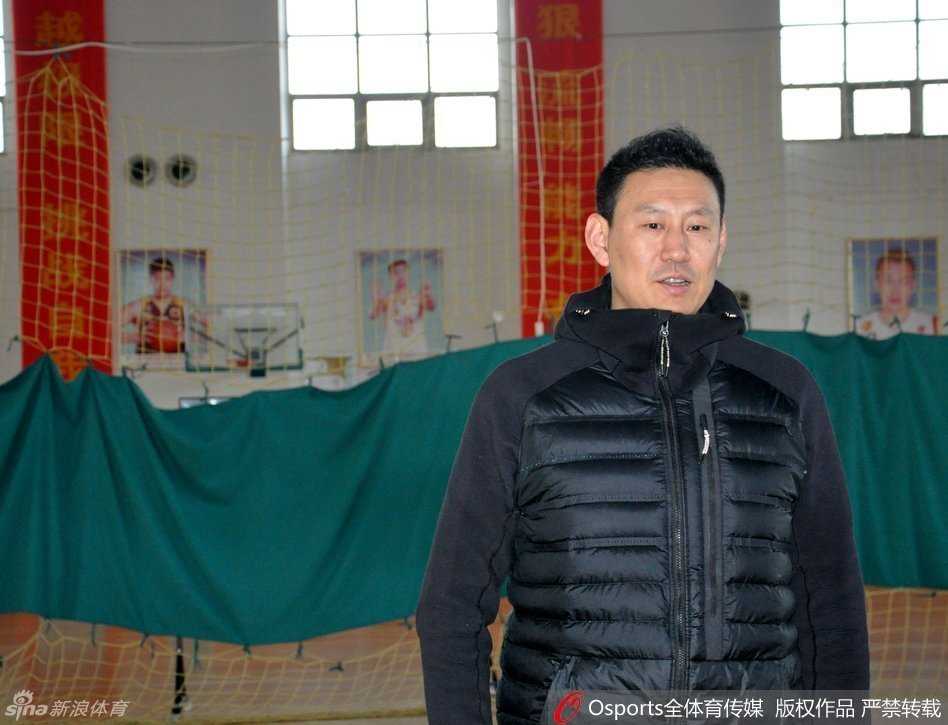 山东省体育局训练馆内，李楠在接受采访时神态轻松自然，背后墙上“全运夺冠”的标语格外醒目，他转身看到这四个字时，不禁露出了意味深长的笑容。