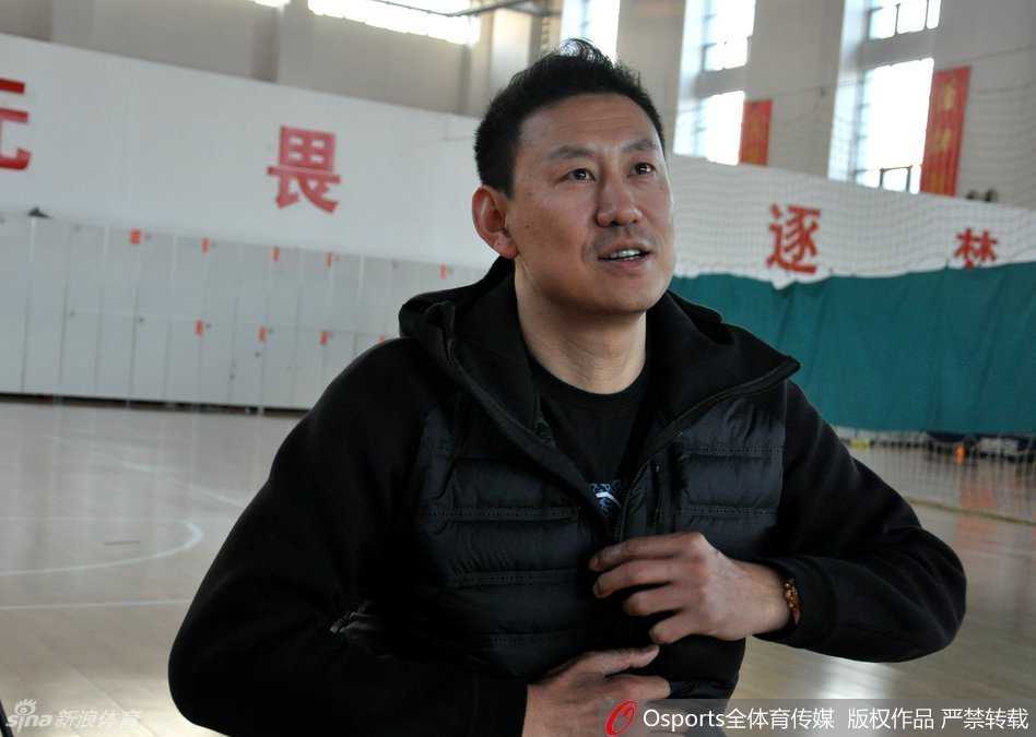 满载行李的京牌轿车停靠在山东省体育局训练基地，李楠拉开车门，午后阳光下他面带微笑，开启了执教生涯的济南新篇章。