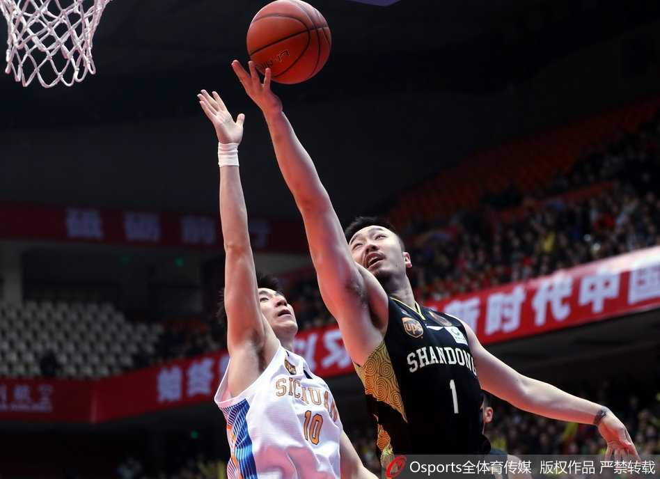 陶汉林在快攻中接队友传球，双手大力灌筐，整个身体悬挂在篮筐之上，展现了“小鲨鱼”的暴力美学。