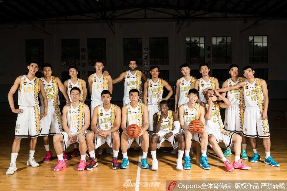 希腊高塔博洛西斯身披广厦战袍，坚毅的目光中透露出对CBA新挑战的渴望，他的策应能力被看作是激活球队的关键。