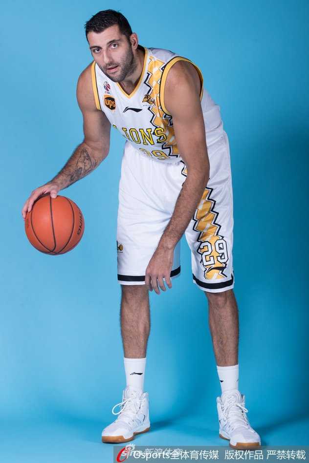 “辫子哥”福特森在镜头前露出标志性的笑容，新赛季他将用不知疲倦的奔跑和鬼魅传球，继续担任广厦的进攻发动机。