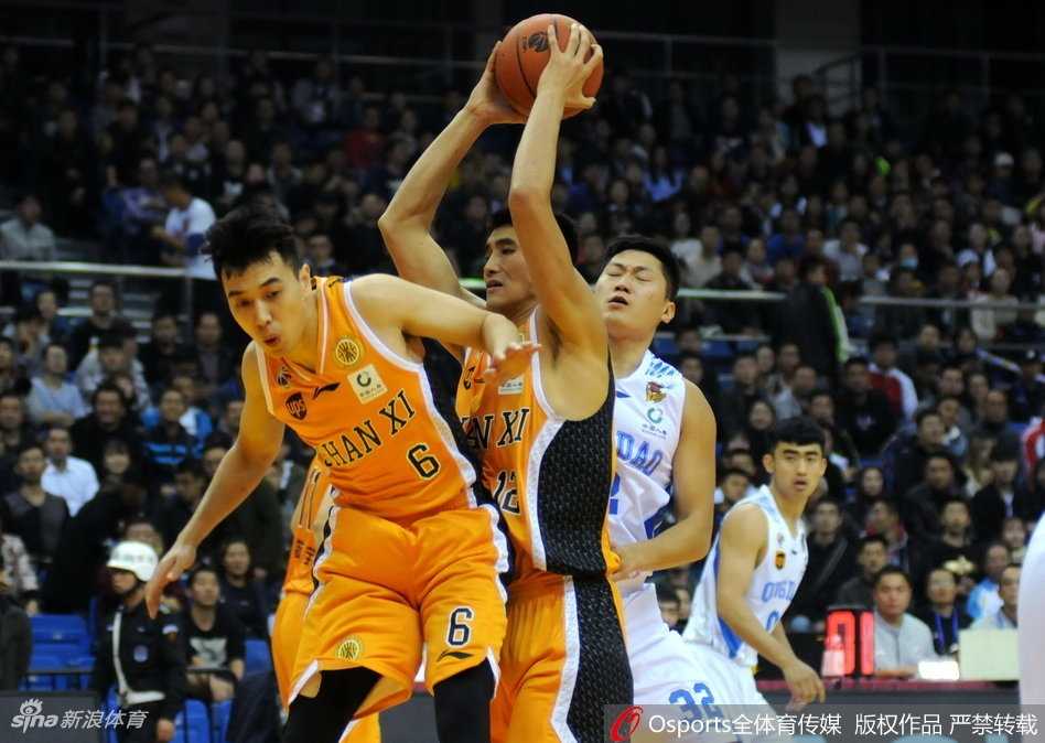 斯科拉在山西队替补席前起身鼓掌，为队友的精彩表现喝彩，眼神中充满了领袖的沉稳与鼓励。