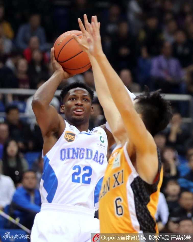 斯科拉面对青岛队多人防守，以一记灵活的转身晃开空间，眼神专注地盯着篮筐准备投篮。