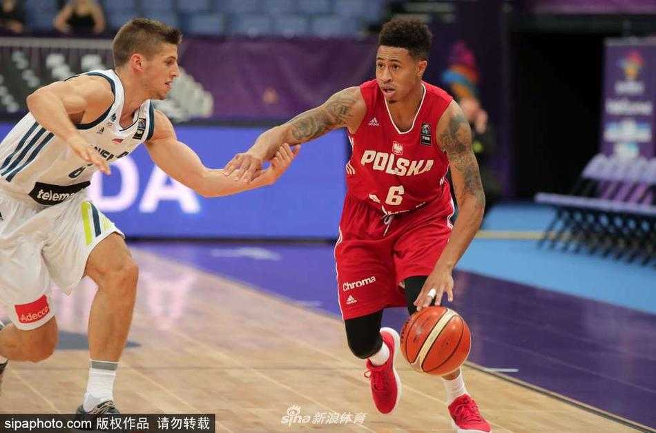 波兰铁骑博尼特卡如猎豹般腾空上篮，虽败犹荣，他用一次次舍命冲击试图撼动斯洛文尼亚的领先堡垒。