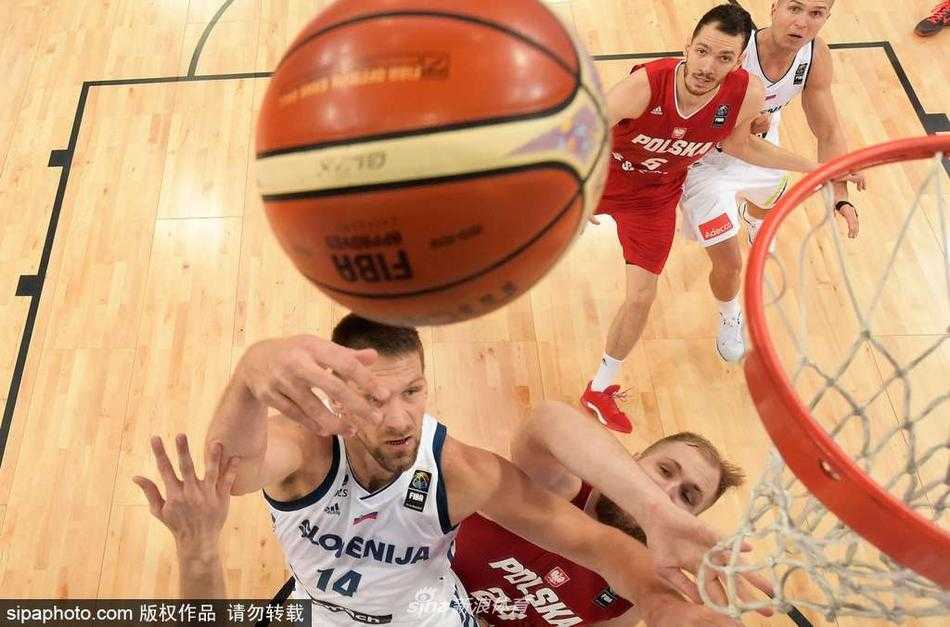 赫尔辛基的灯光聚焦赛场，斯洛文尼亚与波兰的勇士们展开白刃战，每一次球权更迭都牵动人心。